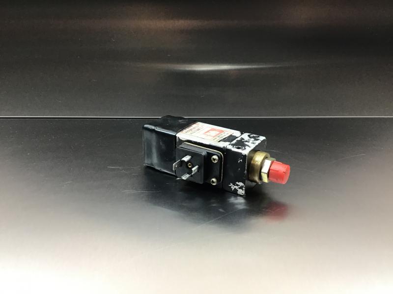 Liebherr H387-7053-802 Feed Pressure Guard Switch for Enhanced Performance Main image