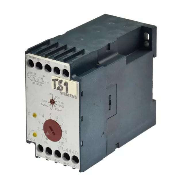 Siemens 7PU4440-2BN20 Programmable Time Delay Relay Main image