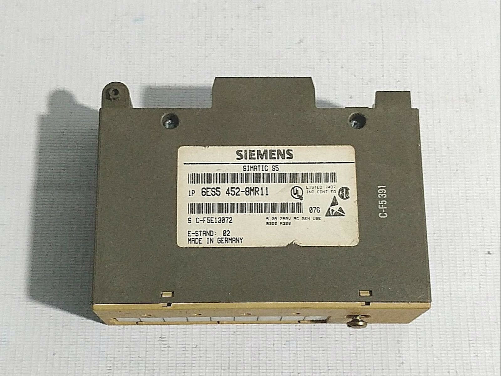 Siemens Simatic S5 6ES5 452-8MR11 Output Module for Industrial Automation Main image