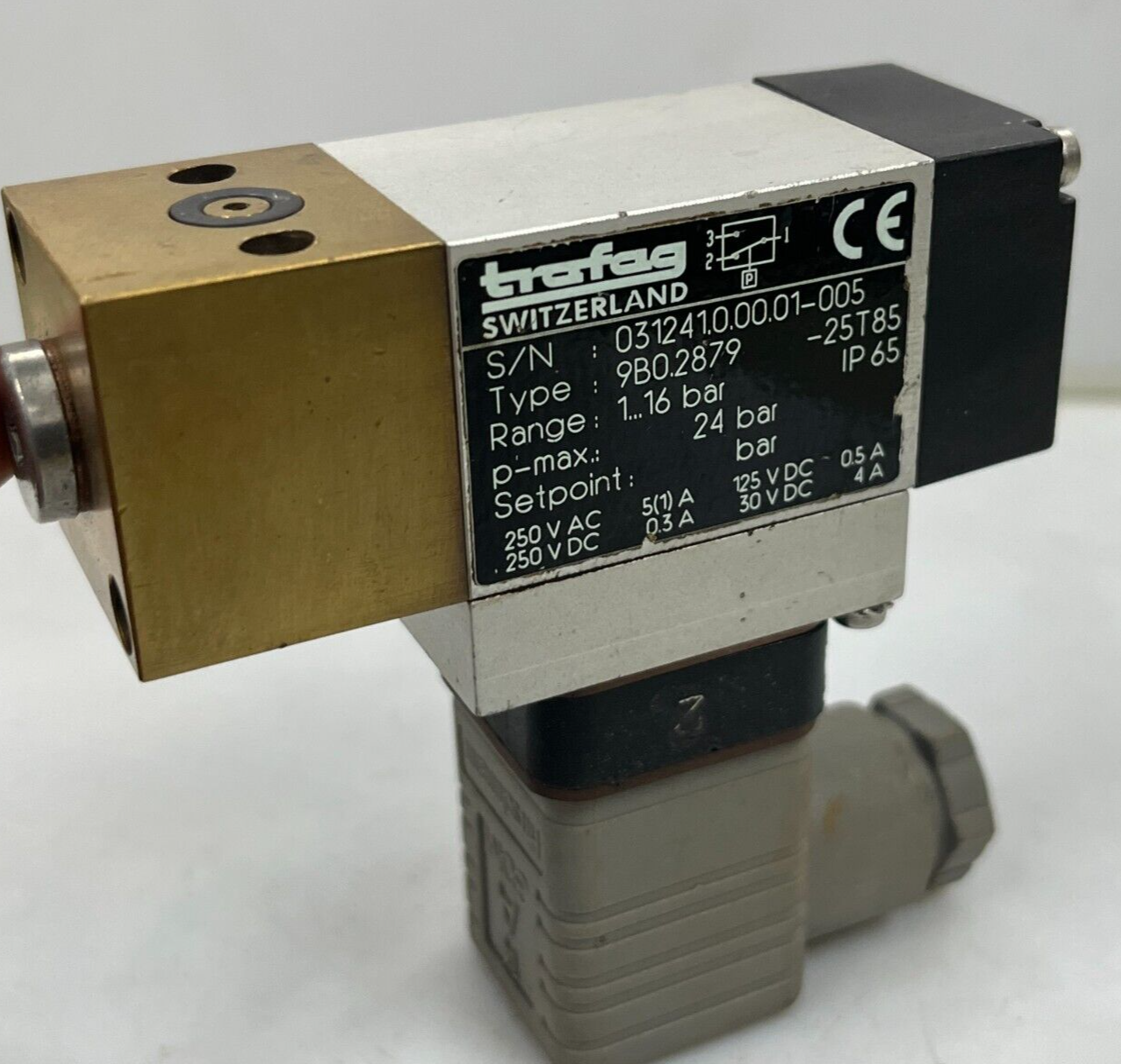 TRAFAG 9B0.2879: Precision Industrial Pressure Switch Main image